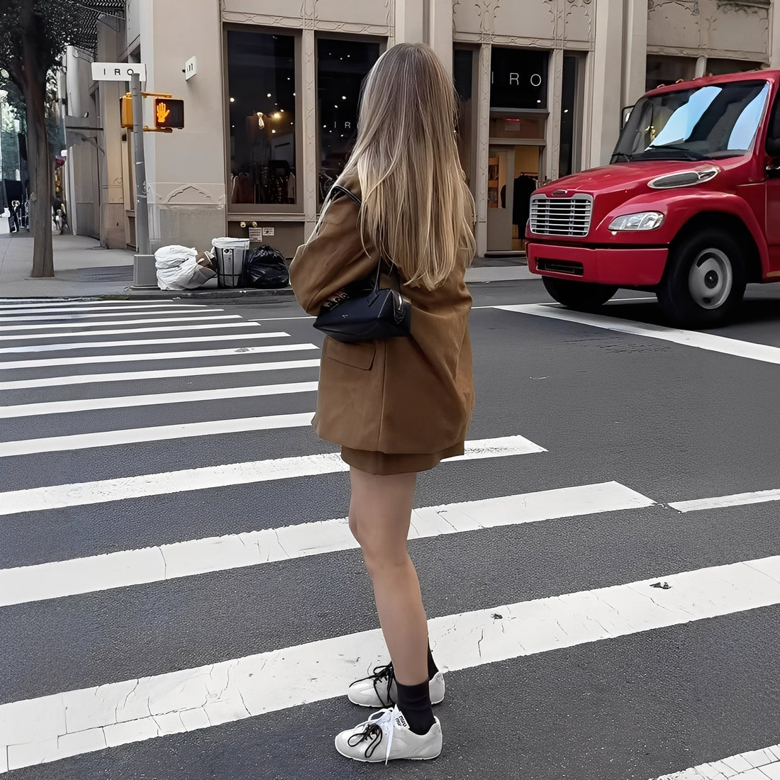 Ashlea - Elegante blazer con revers e gonna per donne