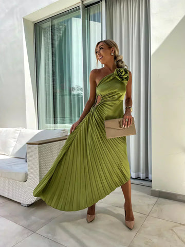 Agatha - Elegante abito a pieghe con accento sulle spalle
