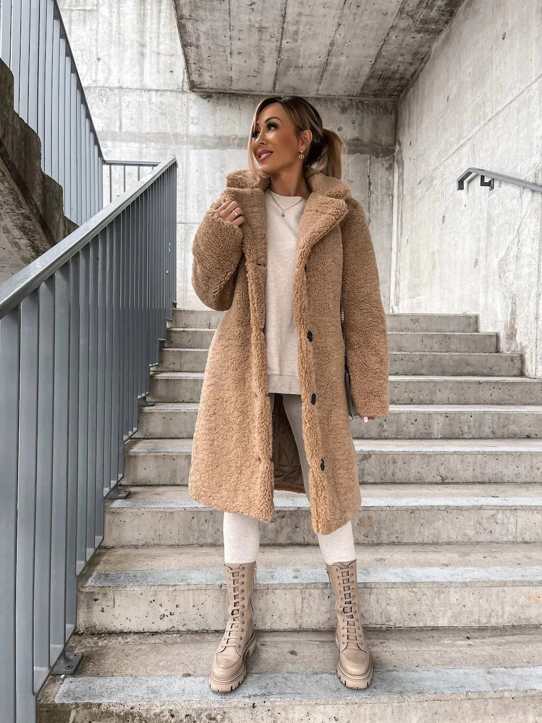 Aurora - Elegante lungo cappotto con colletto a revers per donne